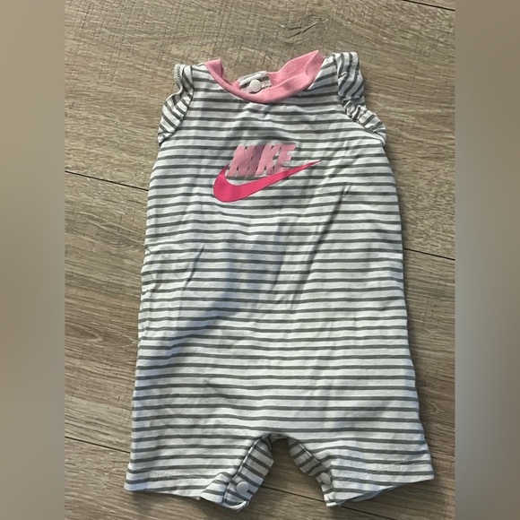 Nike Romper Newborn - Picture 1 of 3
